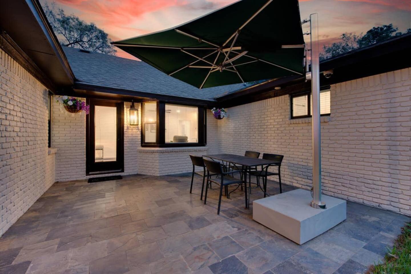 Western Oaks Retreat * Houston